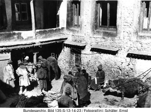 Tibetexpedition, Lhasa, Hof eines Hauses