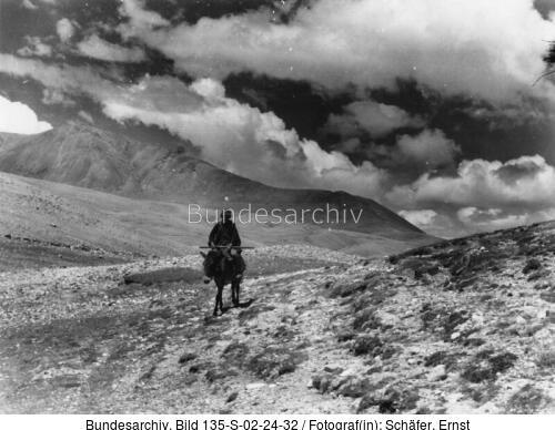 Tibetexpedition, Landschaftsaufnahme mit Reiter