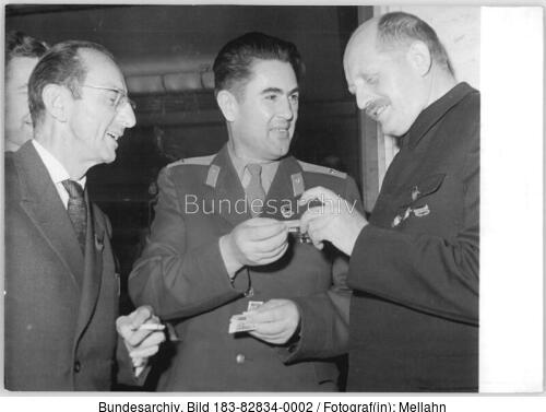 Berlin, B. Apitz, W. Kanowski und E. Strittmatter mit Ehrennadel