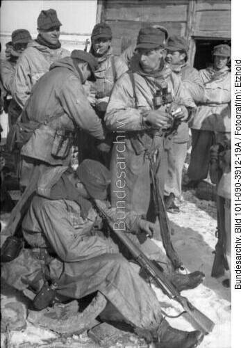 Russland, Soldaten in Winterausrüstung bei Rast