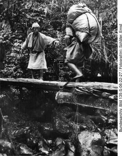 Tibetexpedition, Träger auf Notbrücke