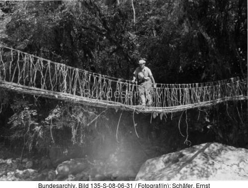 Tibetexpedition, Brücke mit Expeditionsteilnehmer