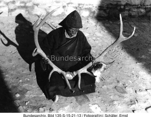 Tibetexpedition, Tibeter ein Hirschgeweih haltend