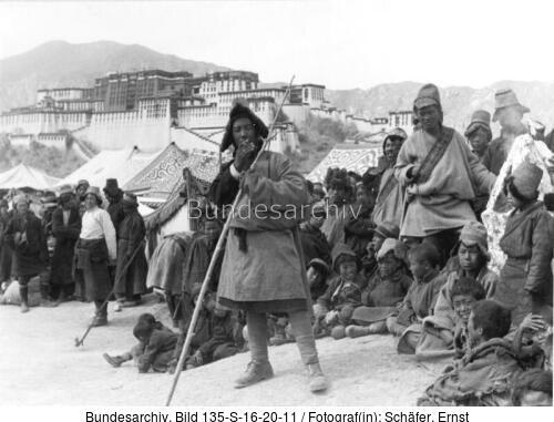 Tibetexpedition, Neujahrsfest, Zuschauer