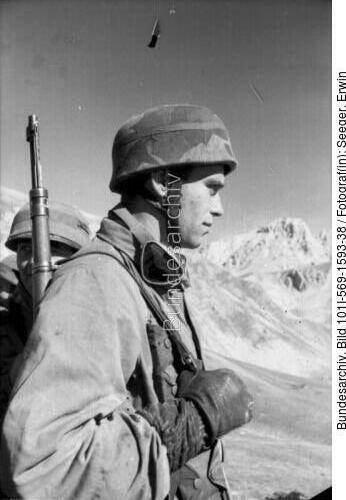Italien, Fallschirmjäger vor Berggipfeln