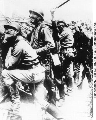 Frankreich, Champagne, russische Soldaten mit Gasmaske