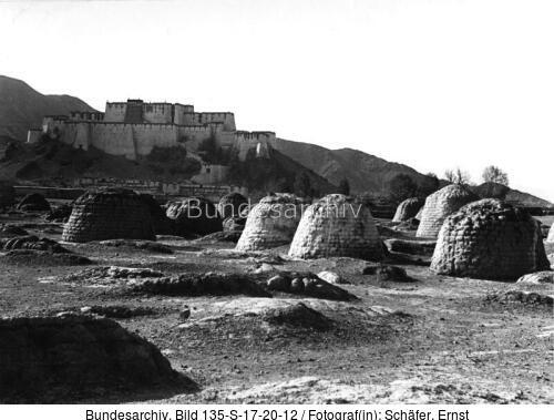 <span class="match">Tibetexpedition</span>, Chinesengräber vor Dzong