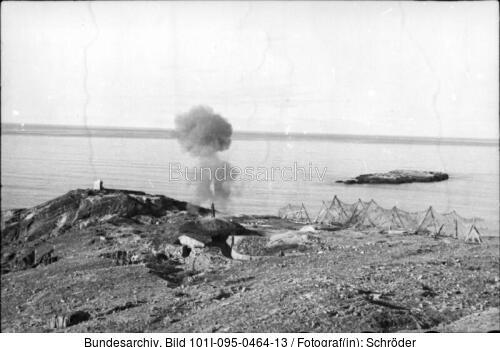 Norwegen, Küstenbatterie, Geschütz feuernd