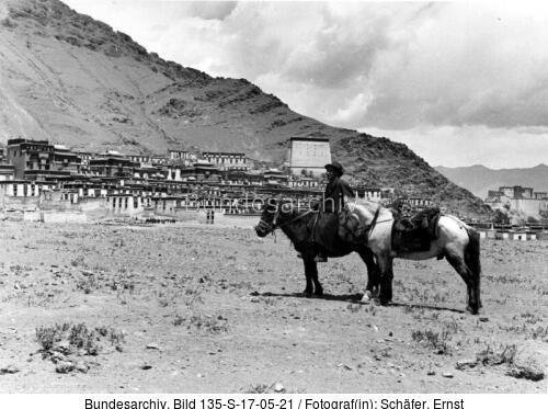 Tibetexpedition, Blick auf Tashi Lhunpo, Reiter