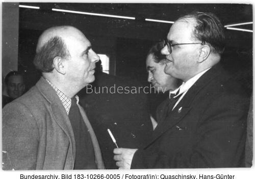 Berlin, FDGB-Haus, Theater-Versammlung, Teilnehmer im Gespräch