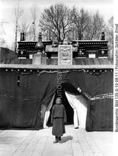 Tibetexpedition, Lhasa, Mönch vor Zelt