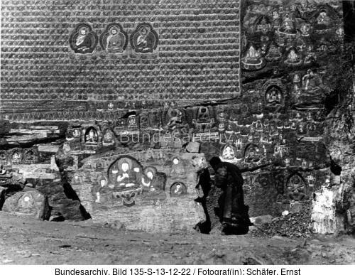 Tibetexpedition, Medizinfelsen, Skulpturen