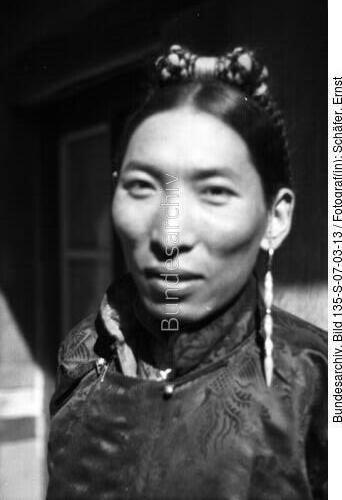 Tibetexpedition, Herr Dzongpen in Tracht