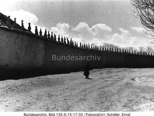 Tibetexpedition, Samye, Chörtenmauer