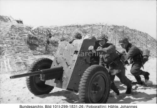 Nordfrankreich, Soldaten mit Geschütz