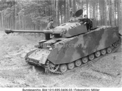 Russland, Panzer IV am Waldrand
