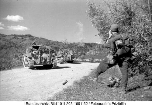 Albanien, deutscher Soldat, italienische Panzer