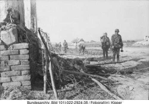 Russland, Infanterie in zerstörtem Ort