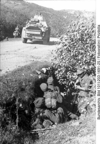 Albanien, deutsche Soldaten, italienische Spähpanzer AB41