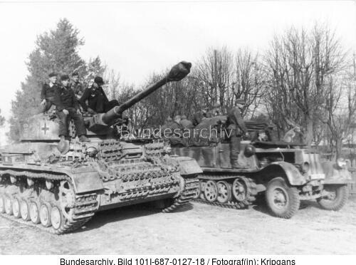 Russland, Panzer IV und Halbkettenfahrzeug