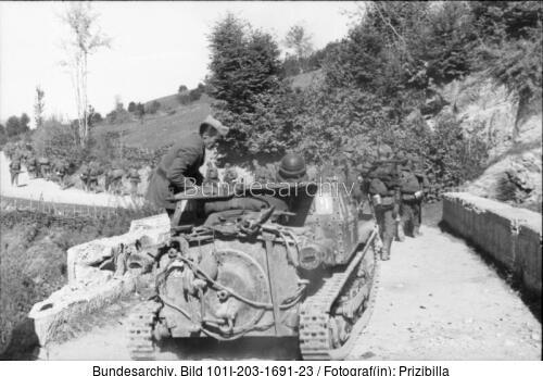 Albanien, deutsche Soldaten, italienischer Panzer