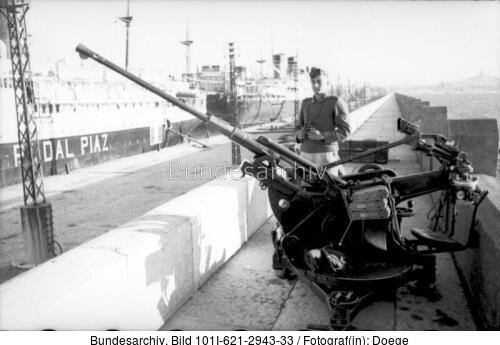 Luftwaffensoldat an leichter Flak im Hafen