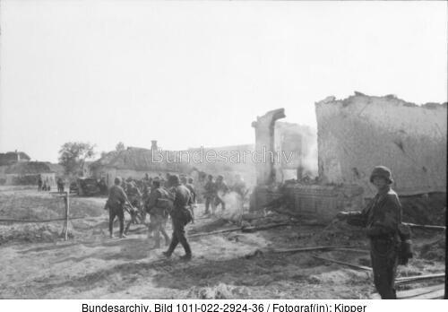 Russland, Infanterie in zerstörtem Ort