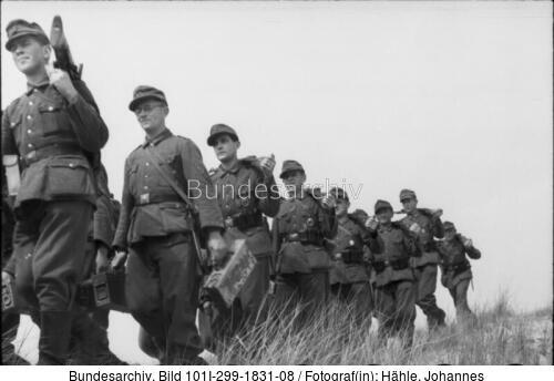 Nordfrankreich, Soldaten auf Marsch