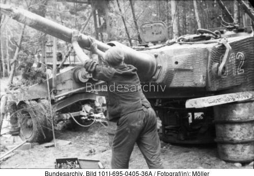 Ostfront, Reparatur eines Panzer VI