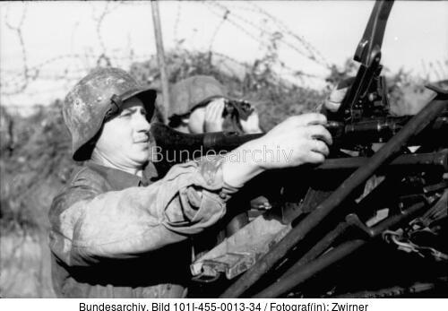 Russland, Zwei Soldaten mit MG im Graben