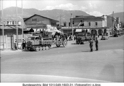 Tirana, Raupenschlepper Ost mit Geschütz