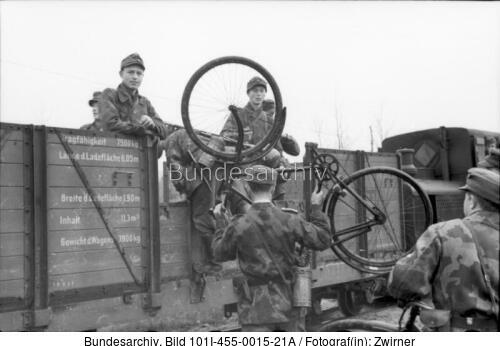 Russland, Truppentransport mit einer Feldbahn