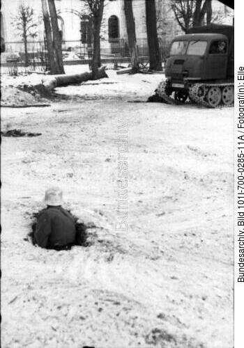 Russland-Nord, Soldat im Schützenloch; Raupenschlepper Ost