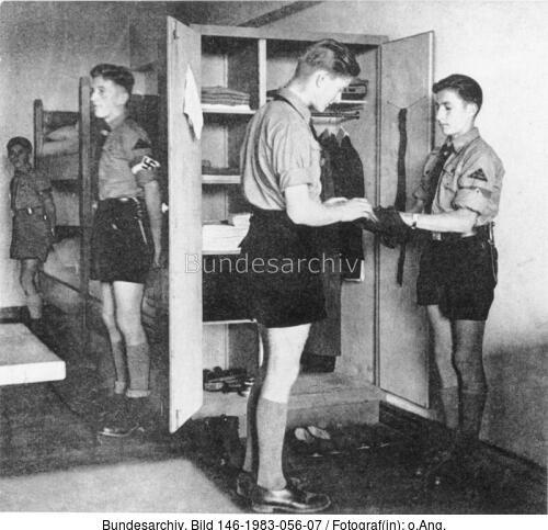 Adolf-Hitler-Schule, Spind-Kontrolle