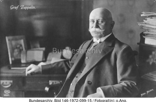Ferdinand v. Zeppelin am Schreibtisch