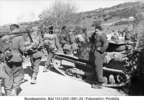 Albanien, deutsche Soldaten, italienischer Panzer