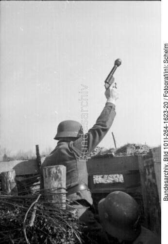 Frankreich, Soldaten in Schutzstellung mit Kampfpistole