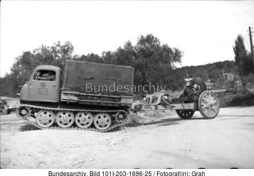 Albanien, Raupenschlepper Ost mit Kanone
