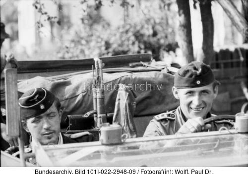 Russland, Panzersoldaten im Pkw