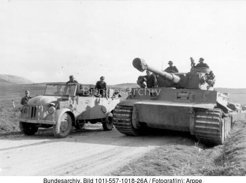 Tunesien, Fahrzeug neben Panzer VI (Tiger I)