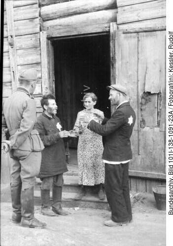 Russland, Mogilew, Juden vor Holzhaus, Soldat