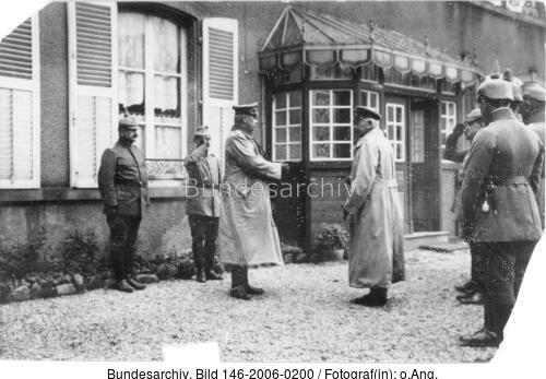 Paul v. Hindenburg vor Gebäude