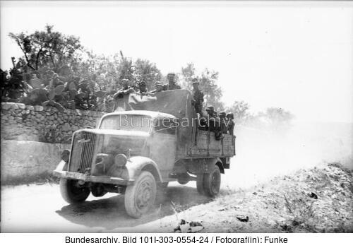 Italien, Soldaten auf LKW Opel-Blitz