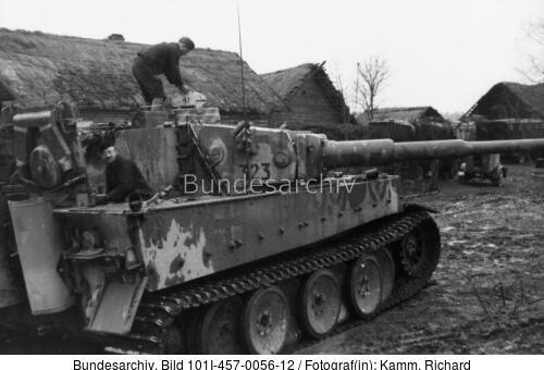 Russland-Mitte, Panzer VI (Tiger I) in Ortschaft