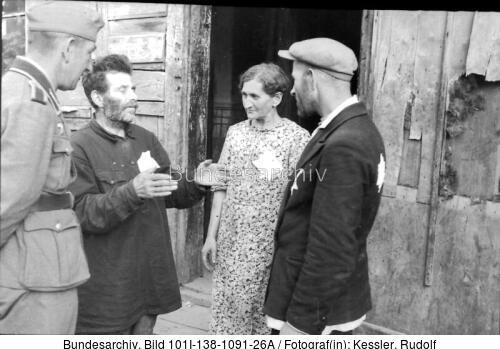 Russland, Mogilew, Juden vor Holzhaus, Soldat