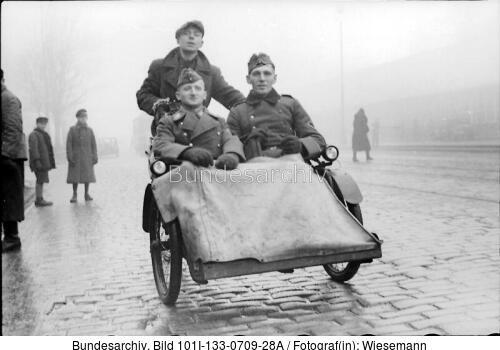 Polen, Warschau, Soldaten in einer Rikscha
