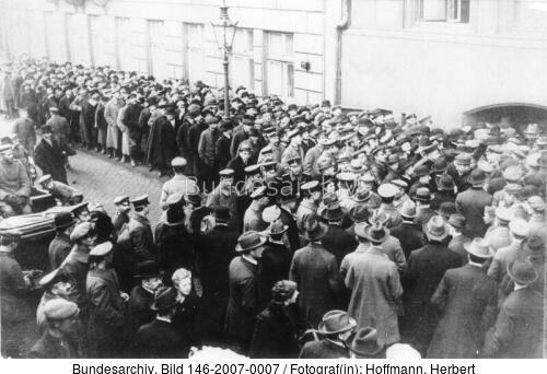 Kriegsende, Schlange für Entlassungspapiere