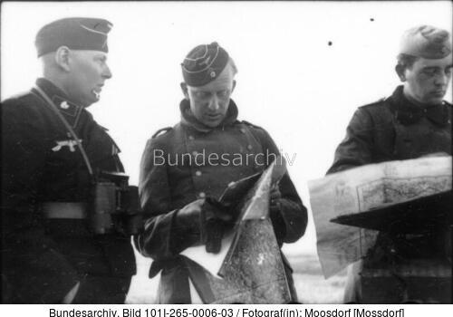 Russland, Panzertruppe beim Kartenlesen