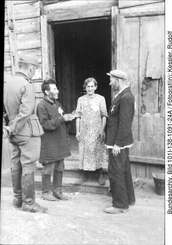 Russland, Mogilew, Juden vor Holzhaus, Soldat