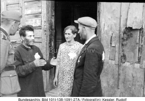 Russland, Mogilew, Juden vor Holzhaus, Soldat